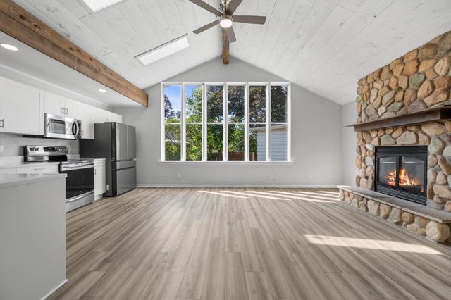 924 N Oakwood AVENUE, Oconomowoc, WI 53066