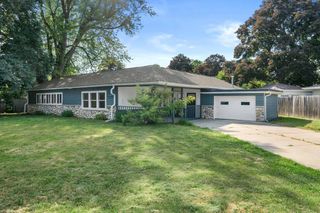 924 N Oakwood AVENUE, Oconomowoc, WI 53066