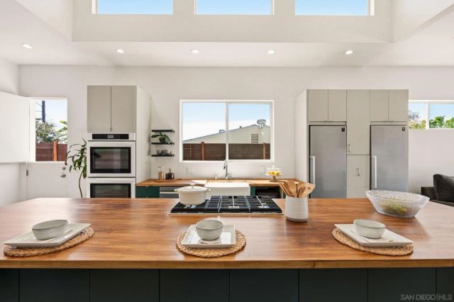 3590 Chasewood Dr., San Diego, CA 92111