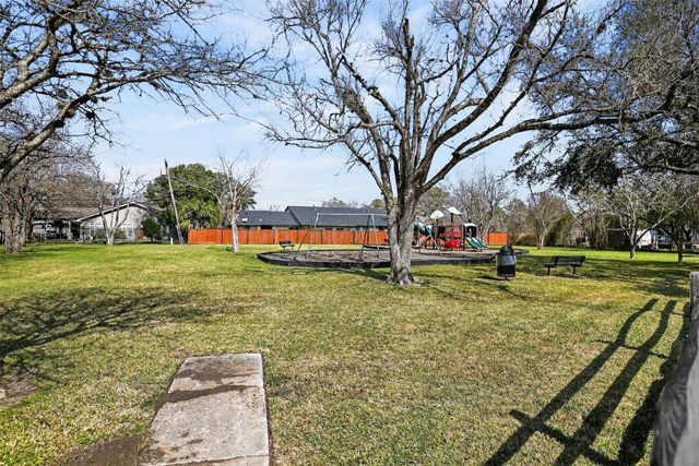 263 Bay Oaks Drive, La Porte, TX 77571