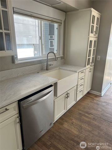 215 W Kinnear Place, Seattle, WA 98119