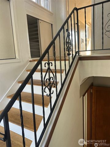 215 W Kinnear Place, Seattle, WA 98119