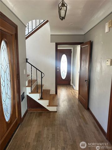 215 W Kinnear Place, Seattle, WA 98119