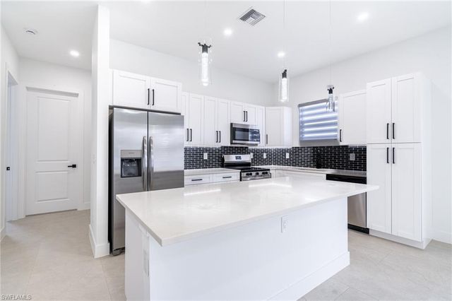 1142 ECLIPSE ST E, Lehigh Acres, FL 33974