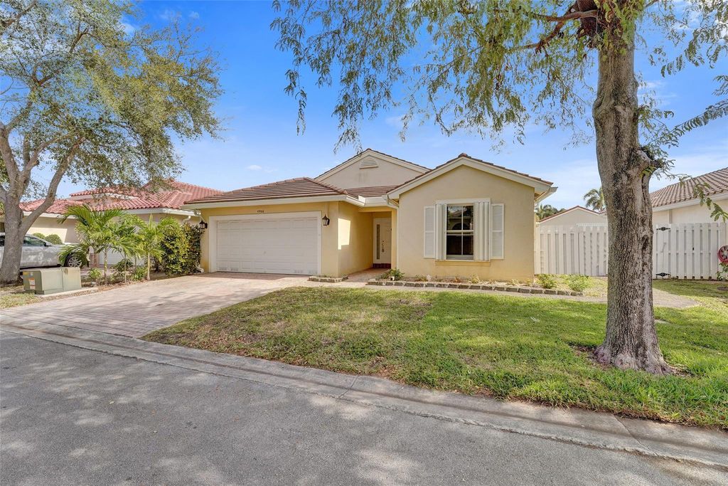 4966 SW 33rd Terrace, Hollywood, FL 33312