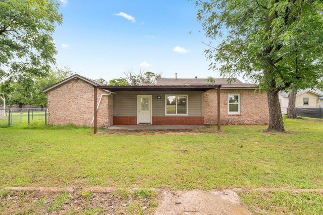 1116 S Texas Street, De Leon, TX 76444