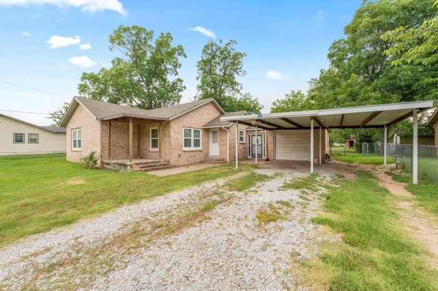 1116 S Texas Street, De Leon, TX 76444