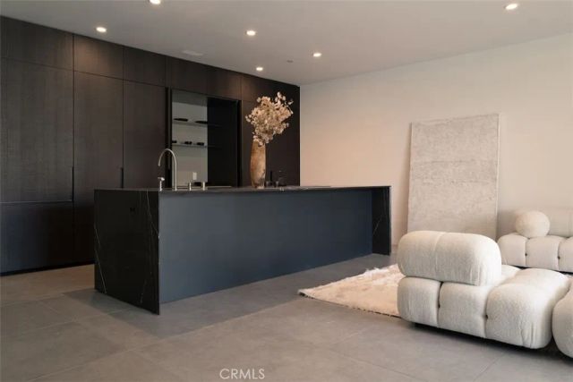 838 N Kings Road 202, West Hollywood, CA 90069
