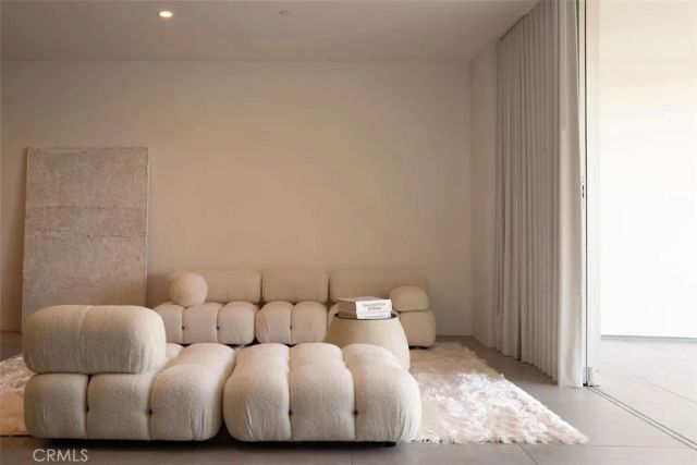 838 N Kings Road 202, West Hollywood, CA 90069