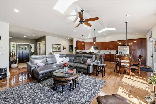 38603 Benchmark Avenue NE, Hansville, WA 98340