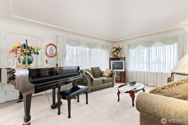 21304 SE 448th Street, Enumclaw, WA 98022