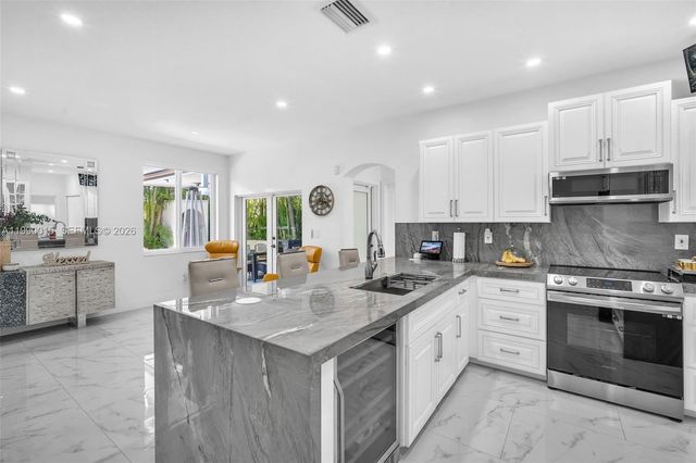 15965 SW 98th St, Miami, FL 33196