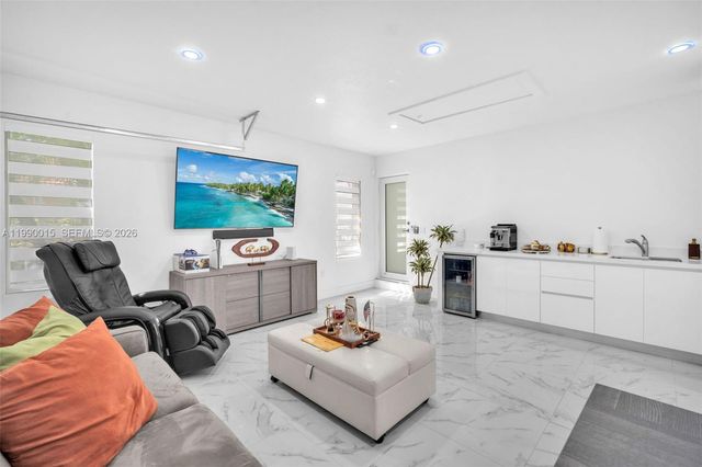 15965 SW 98th St, Miami, FL 33196