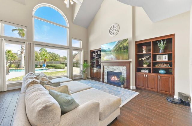 2903 Harvest Hill Drive, Friendswood, TX 77546