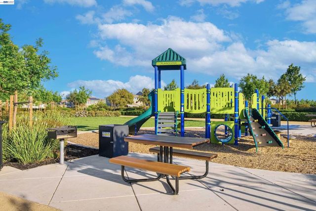 168 E Calder Dr, Mountain House, CA 95391