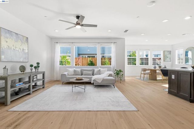 168 E Calder Dr, Mountain House, CA 95391