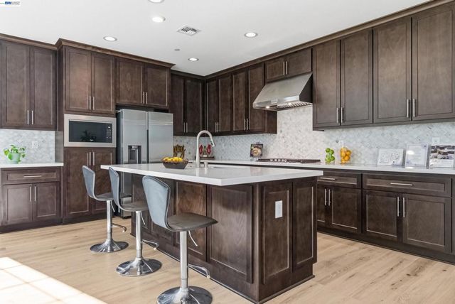 168 E Calder Dr, Mountain House, CA 95391