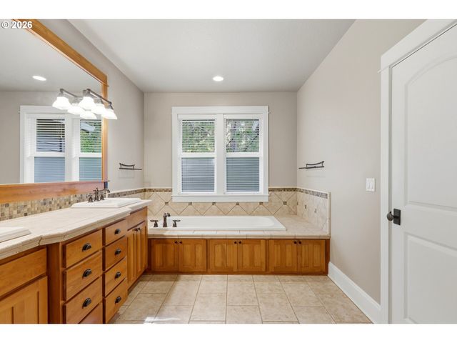 11498 Se Painted Hills Ct, Happy Valley, OR 97086