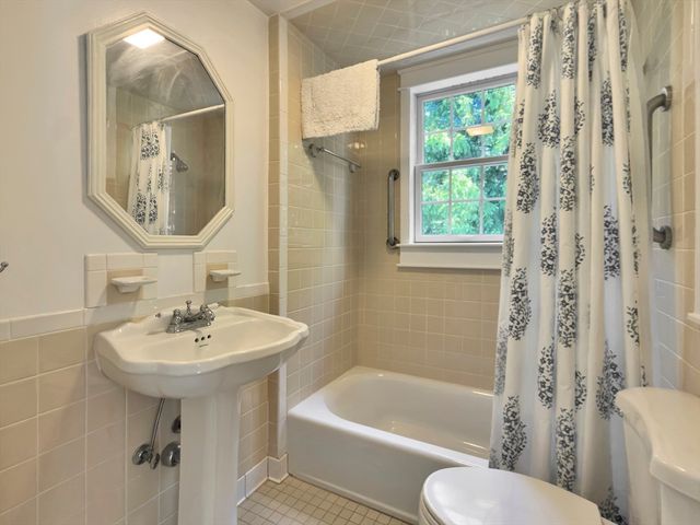 33 Indian Pond Rd, Kingston, MA 02364