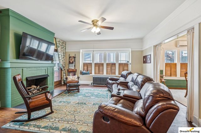 1742 S 32nd Avenue, Omaha, NE 68105