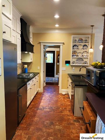 1742 S 32nd Avenue, Omaha, NE 68105