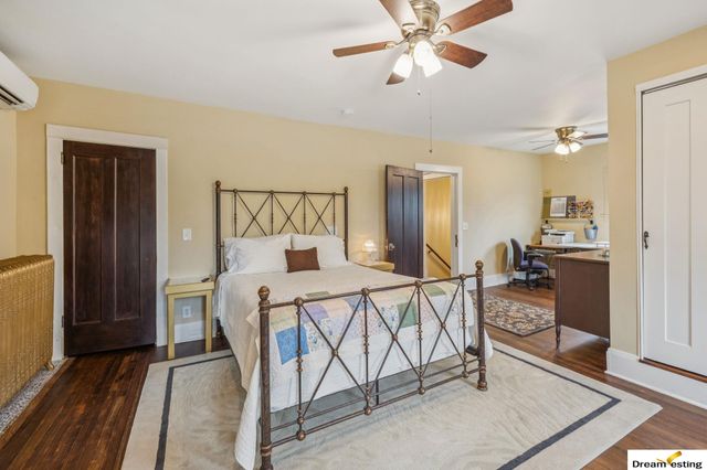 1742 S 32nd Avenue, Omaha, NE 68105