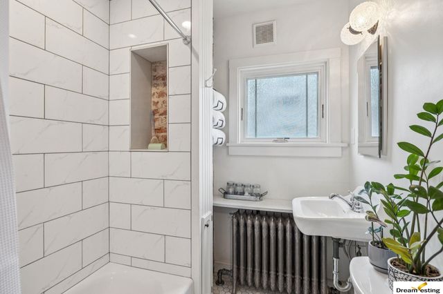 1742 S 32nd Avenue, Omaha, NE 68105