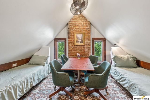 1742 S 32nd Avenue, Omaha, NE 68105