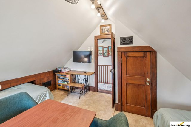 1742 S 32nd Avenue, Omaha, NE 68105