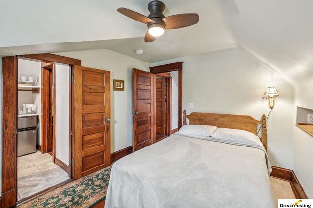 1742 S 32nd Avenue, Omaha, NE 68105