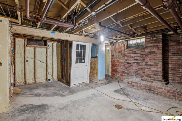 1742 S 32nd Avenue, Omaha, NE 68105