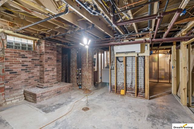 1742 S 32nd Avenue, Omaha, NE 68105