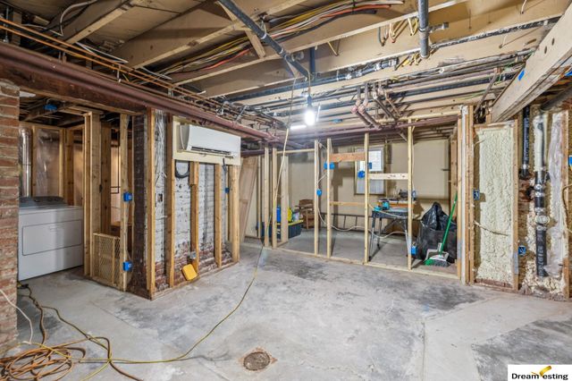 1742 S 32nd Avenue, Omaha, NE 68105