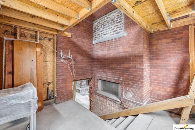 1742 S 32nd Avenue, Omaha, NE 68105