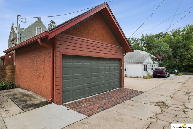 1742 S 32nd Avenue, Omaha, NE 68105