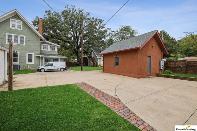 1742 S 32nd Avenue, Omaha, NE 68105