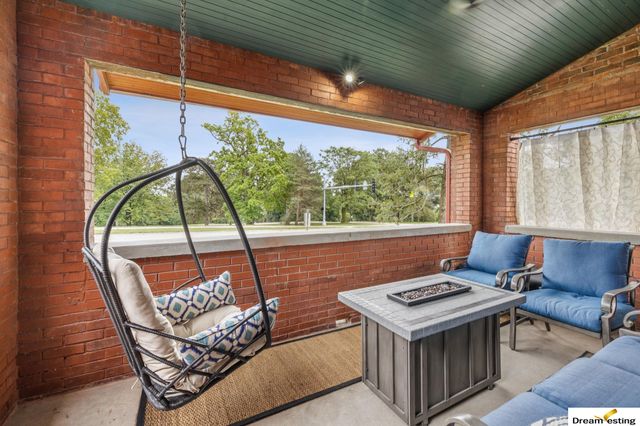 1742 S 32nd Avenue, Omaha, NE 68105