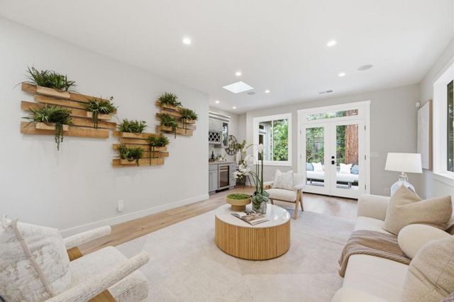 735 Coastland Drive, Palo Alto, CA 94303