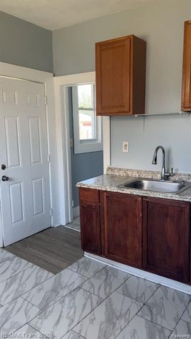 1370 Garfield Avenue, Lincoln Park, MI 48146