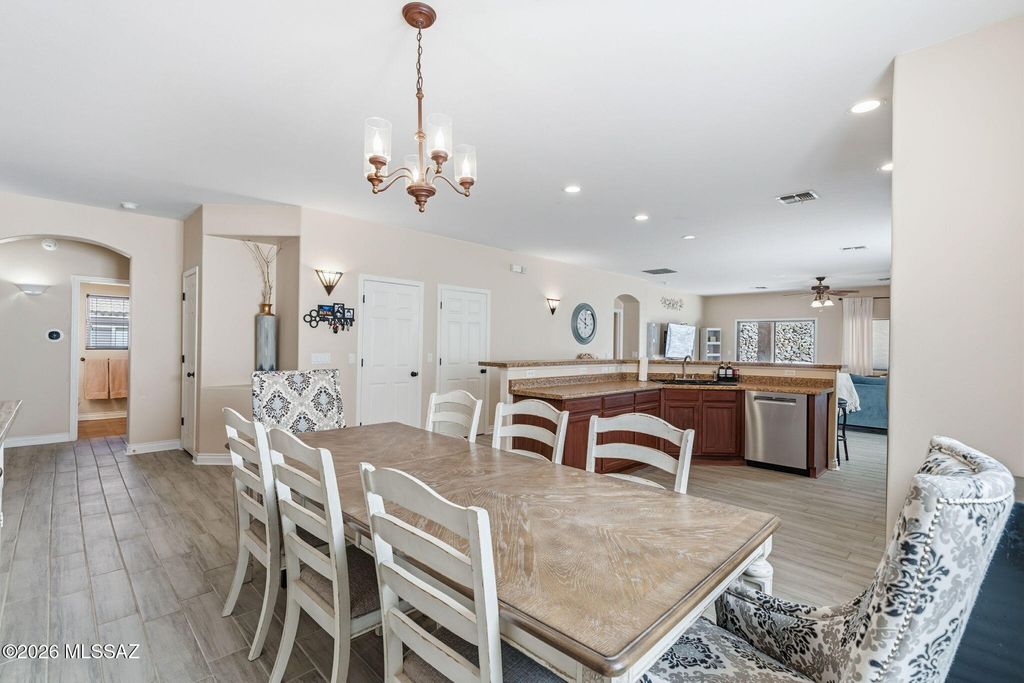 Image 11 of property listing at 527 S Sweet Ridge Drive, Vail, AZ 85641