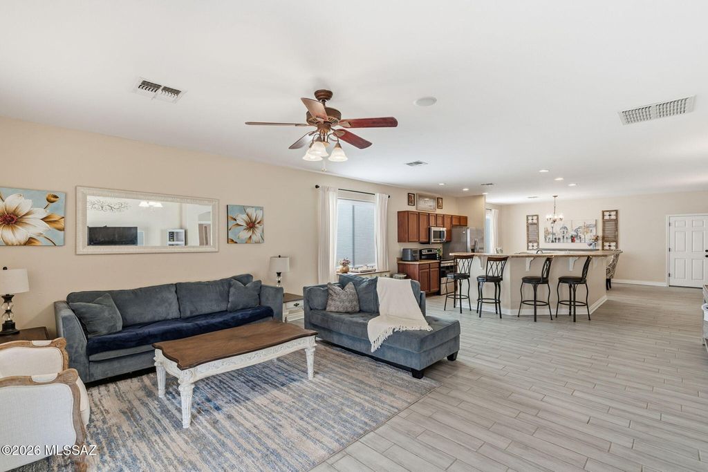 Image 13 of property listing at 527 S Sweet Ridge Drive, Vail, AZ 85641