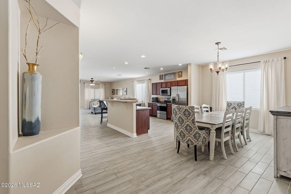 Image 2 of property listing at 527 S Sweet Ridge Drive, Vail, AZ 85641