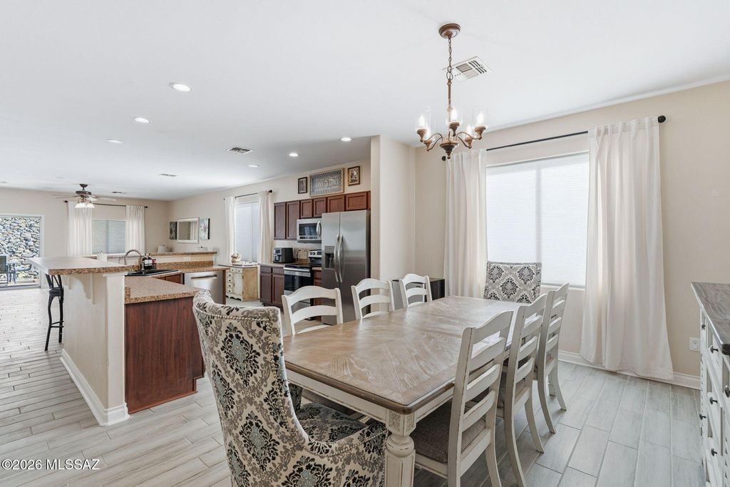 Image 3 of property listing at 527 S Sweet Ridge Drive, Vail, AZ 85641