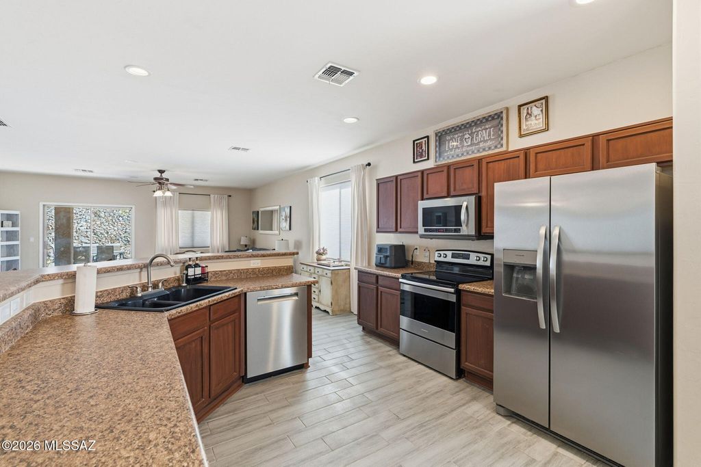 Image 4 of property listing at 527 S Sweet Ridge Drive, Vail, AZ 85641