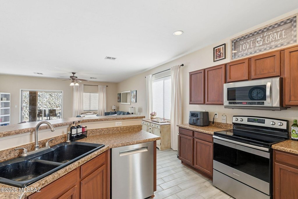 Image 5 of property listing at 527 S Sweet Ridge Drive, Vail, AZ 85641