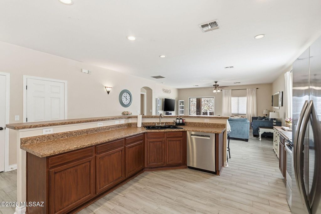 Image 7 of property listing at 527 S Sweet Ridge Drive, Vail, AZ 85641