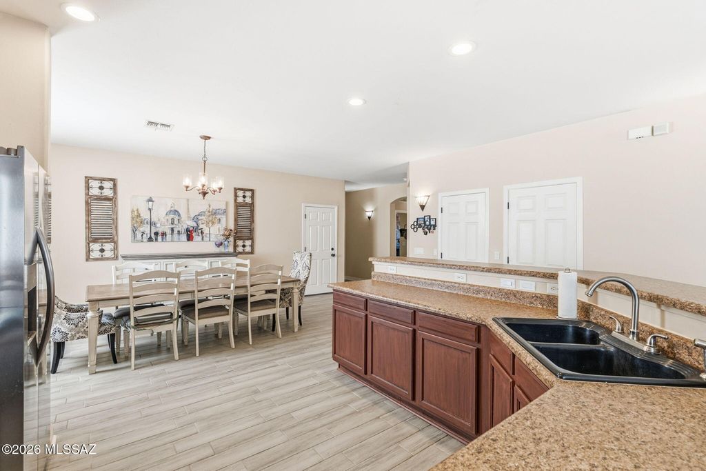 Image 9 of property listing at 527 S Sweet Ridge Drive, Vail, AZ 85641