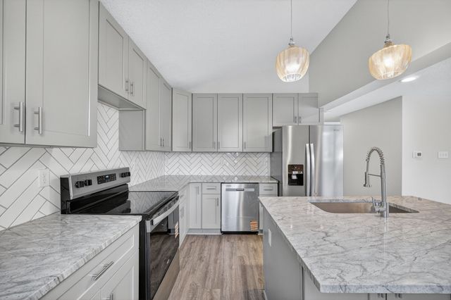 2343 E Grand Avenue, Des Moines, IA 50317