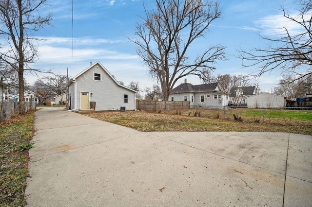 2343 E Grand Avenue, Des Moines, IA 50317
