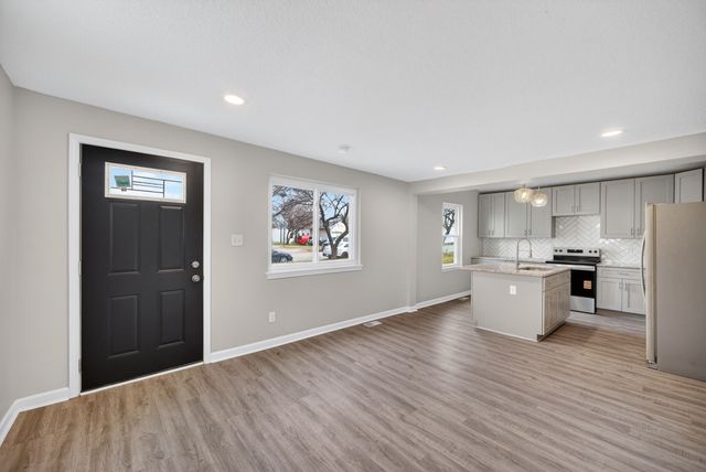 2343 E Grand Avenue, Des Moines, IA 50317